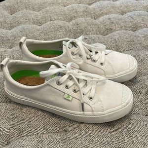 Cariuma size 9 women/7.5 men